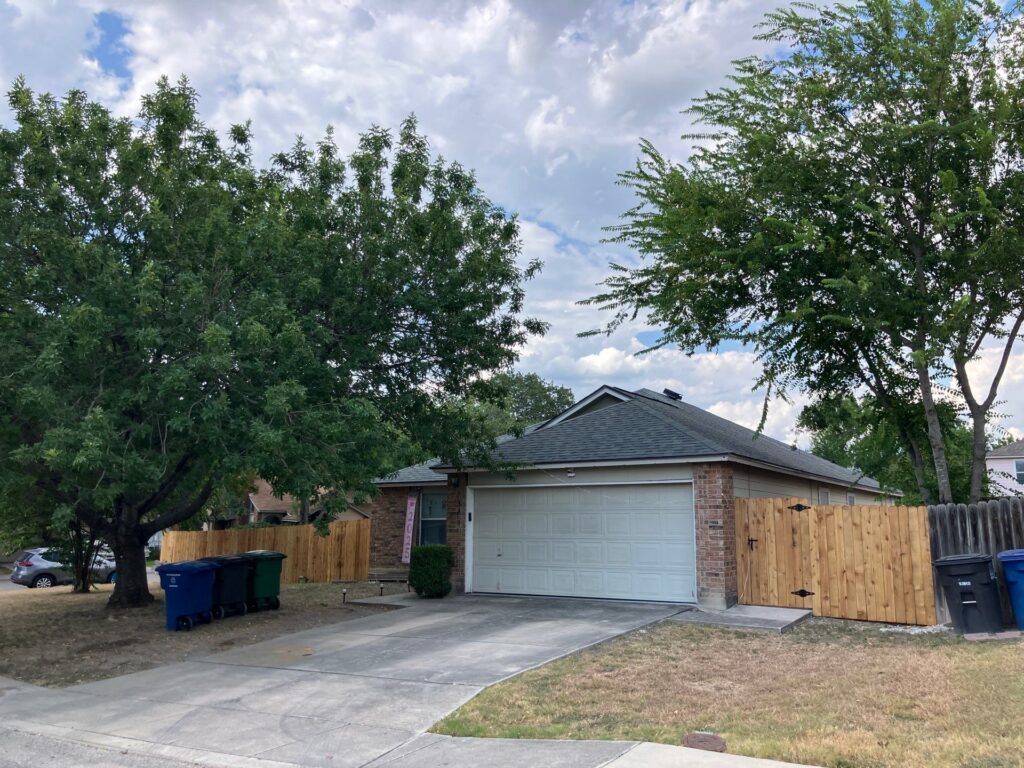 New Owens Corning Oakridge Estate Gray shingles on a San Antonio home in 78247